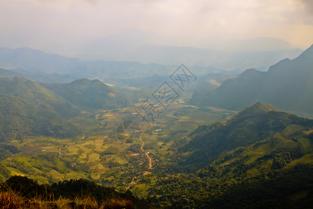 平民保护团日出时的层层山雾山脉圆顶图层世界平民森林脊线土地公司遗产背景