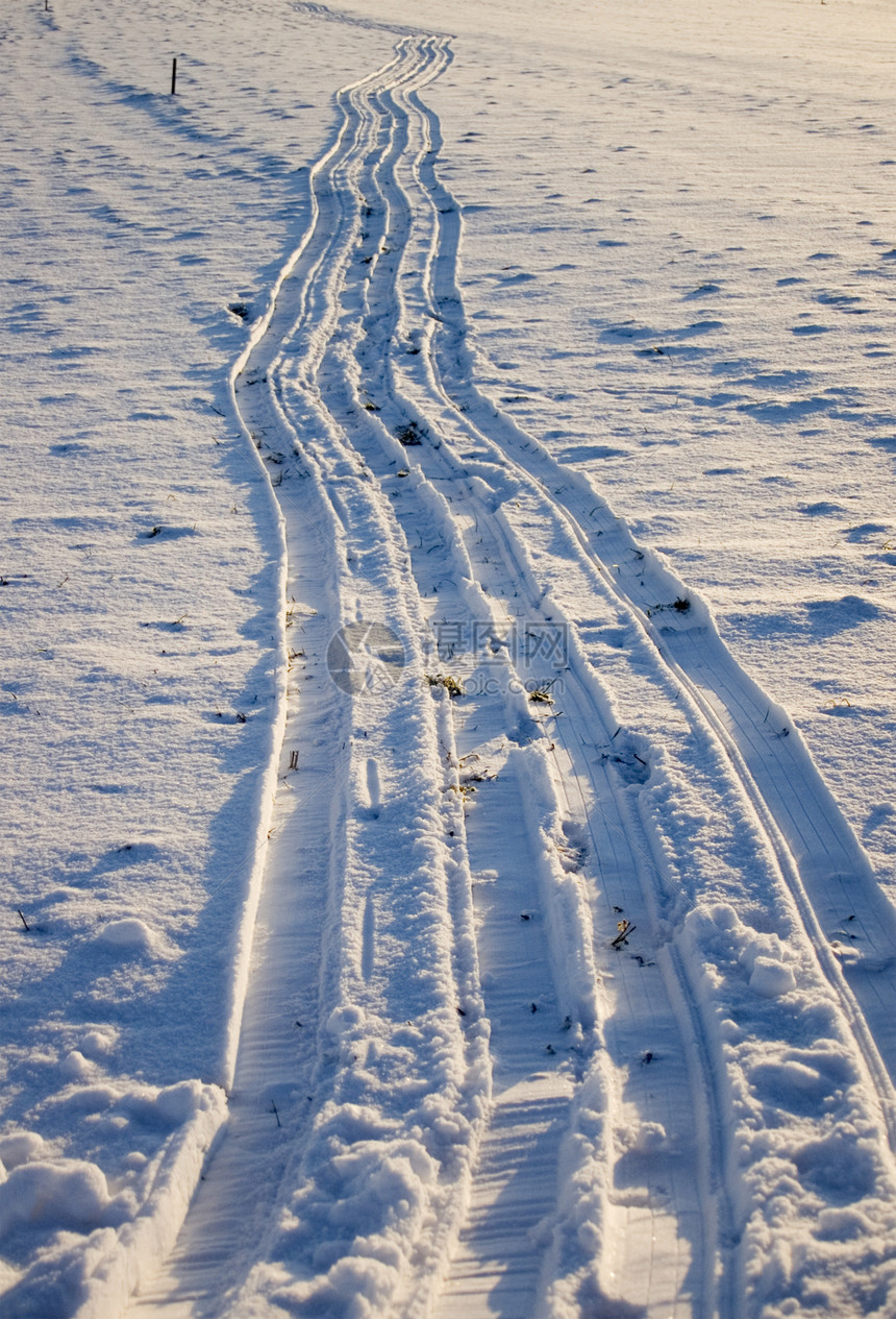 跨国家滑雪拖车越野国家路线大雪痕迹探险家探索蓝色日落运动图片