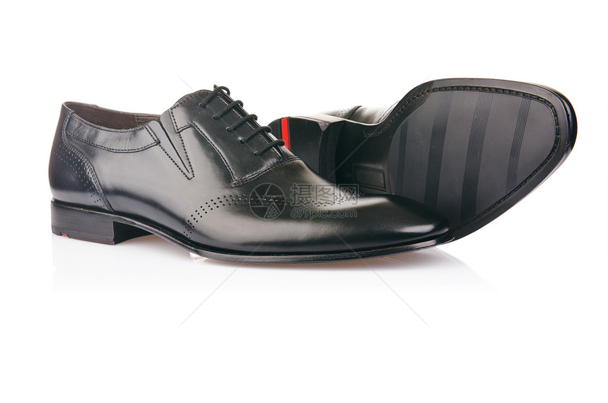 白色男性鞋子的时装概念皮革橡皮黑色靴子正装齿轮反射男人脚跟鞋类图片