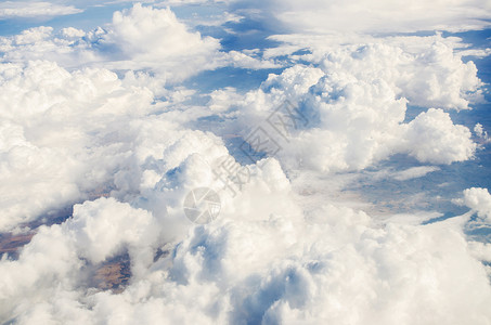 早晨飞机从空中飞机上取来的云自由蓝色风景层云环境天堂气象窗户阳光天空背景