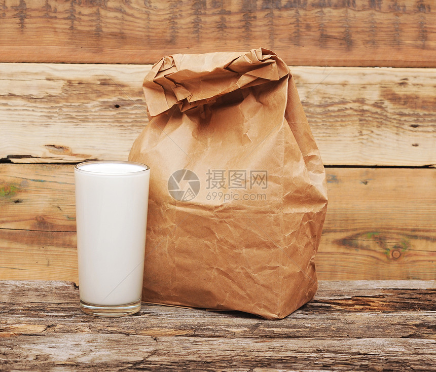 纸质午餐袋 木制背景上加玻璃牛奶生态水果午餐小吃食物回收木头学校健康教育图片