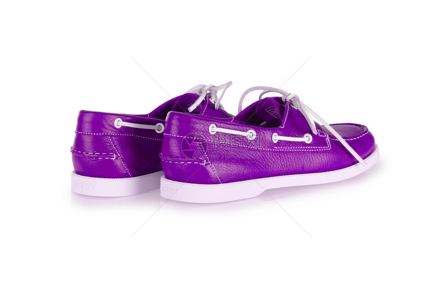 白色男性鞋子的时装概念齿轮骡子脚跟橡皮紫色靴子鞋类男人皮革反射图片
