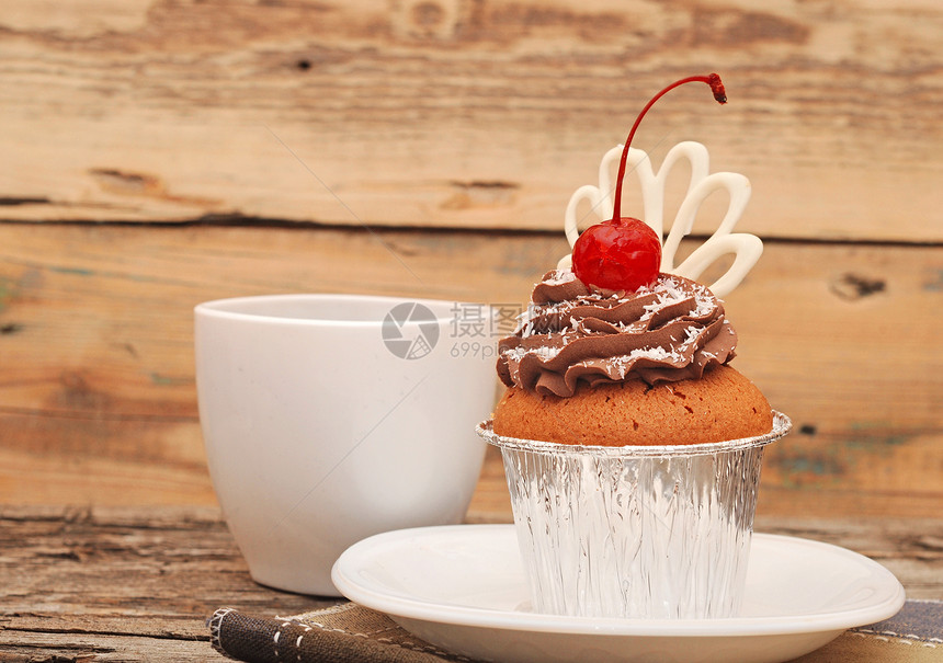 蛋糕加巧克力奶油和樱桃 在老木木背景上冰镇餐巾口香糖奢华糖浆咖啡美食糖艺食物盘子图片