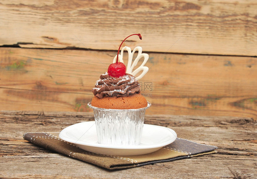 巧克力樱桃蛋糕 旧木木本底磨砂蛋糕婚礼口香糖生日糖艺食物小吃美食冰镇图片