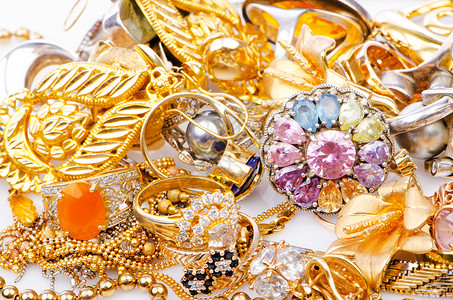 大量金首饰的收藏珠宝珠子金属宏观石头挂坠盒连锁店钻石配件项链背景图片