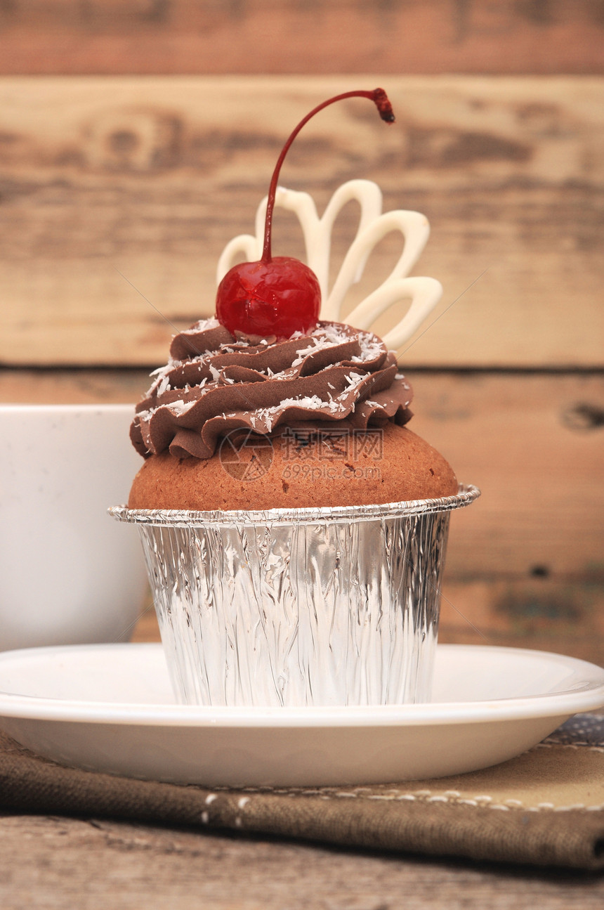 蛋糕加巧克力奶油和樱桃 在老木木背景上餐巾糖浆咖啡奢华甜点条纹磨砂冰镇美食糖艺图片