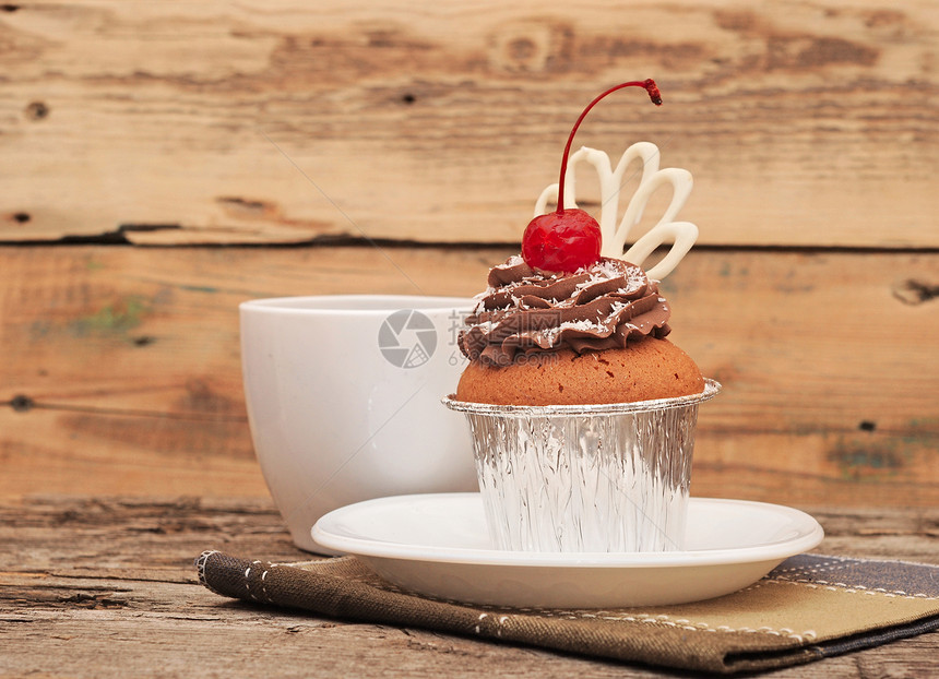 蛋糕加巧克力奶油和樱桃 在老木木背景上盘子糖艺咖啡杯子条纹小吃磨砂食物口香糖奢华图片