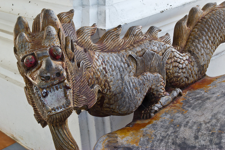 龙 手工雕像 作为2012年的象征装饰传统动物木头风格棕色雕塑白色装饰品文化图片