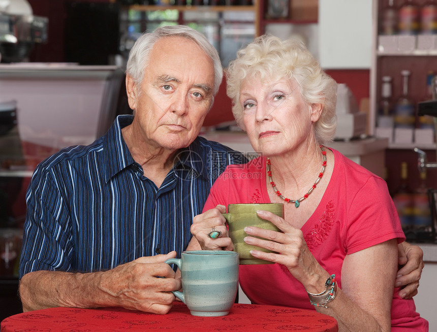 有咖啡的重度老年夫妇图片