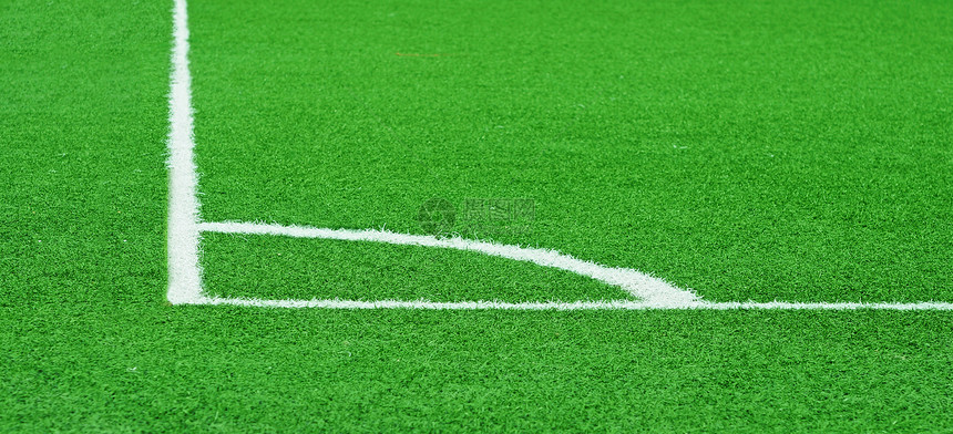 足球足球球场角由合成草坪制成绿色运动场地角落白色三角形材料草地图片