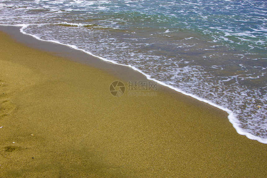 日落时金色海滩沙沙海浪气泡泡沫蓝色海洋海岸白色支撑对角线图片