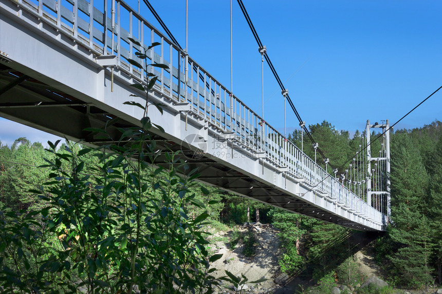 横跨峡谷的桥山沟风险摄影木头障碍天空行人蓝色运动图片