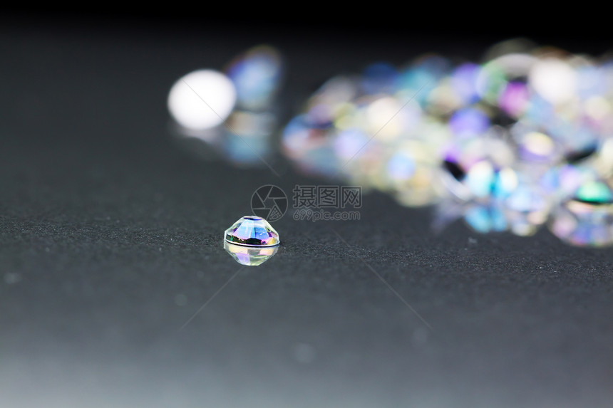 里赫斯通订婚水钻宝藏奢华插图宝石宏观工作室反射镜子图片
