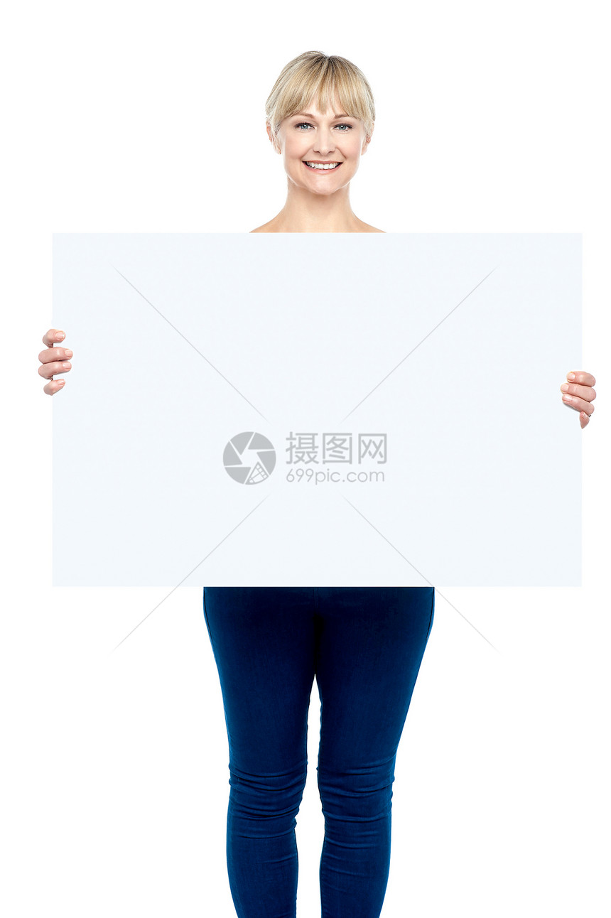 把广告贴到这空白木板横幅工作室女士营销广告牌中年女性化女性图片