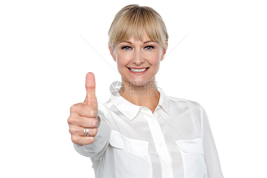 穿着正式礼服的金发女人举起大拇指手势图片
