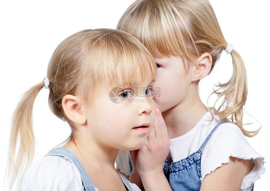 小女孩分享一个秘密耳语数落金发女郎注意力孩子友谊孩子们故事女孩八卦图片