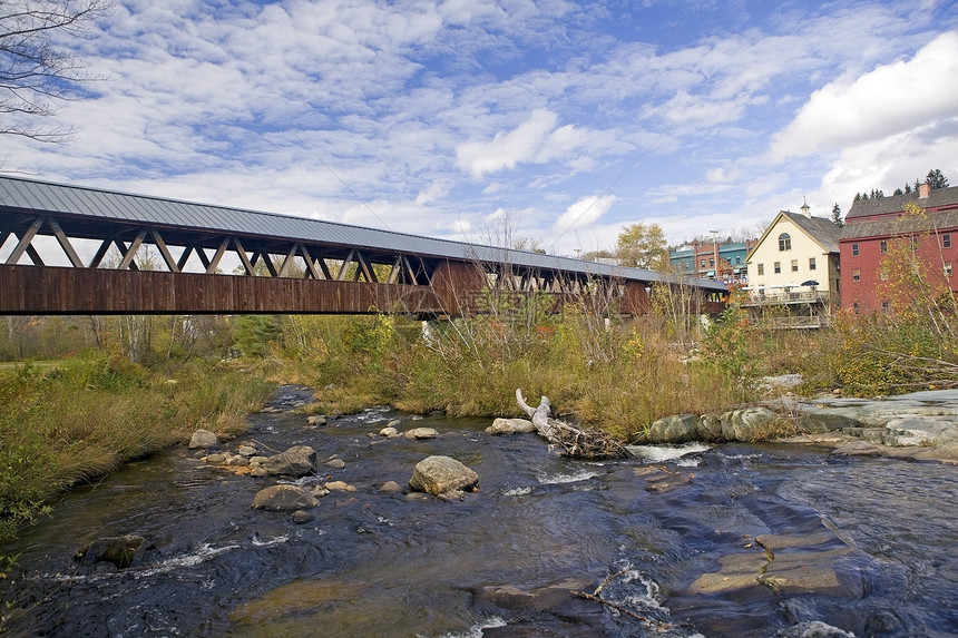 覆盖桥木头历史传统建筑学跨度溪流蓝色地标建筑物历史性图片