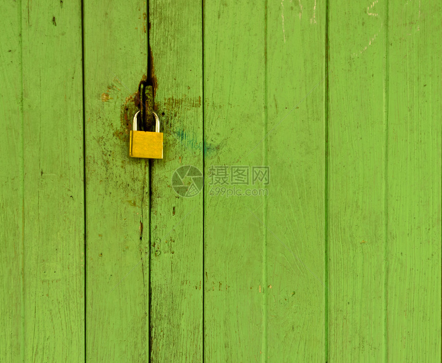 旧绿色的有锁锁的绿木门图片