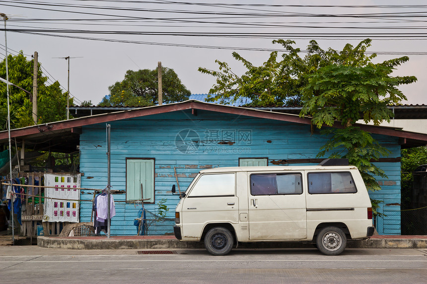 家门口的旧车粉色衰变白色棕褐色运输窝棚房子游客旅行贫困图片