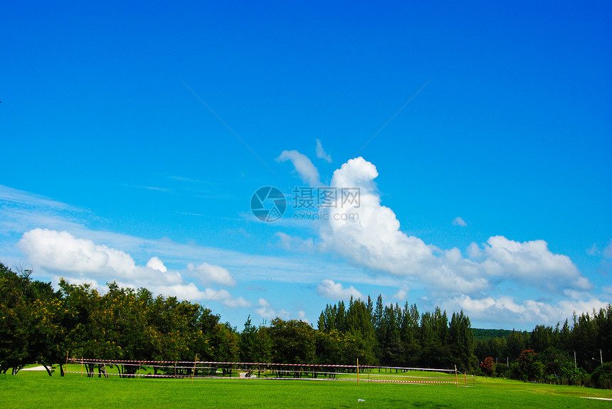 高尔夫球场绿色天空蓝色运动闲暇太阳竞赛娱乐俱乐部游戏图片