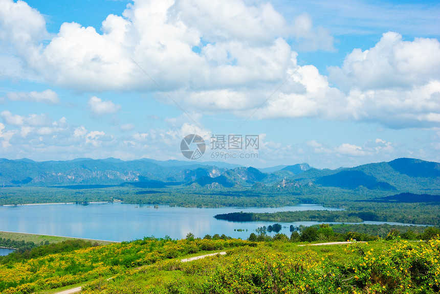 泰国高兰邦叶子蓝色季节天空小路森林环境花园长椅木头图片