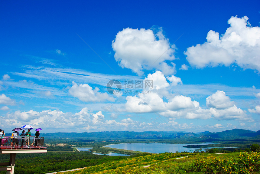 泰国高兰邦阳光小路晴天木头环境草地城市植物太阳天空图片