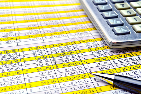 数字形式有笔和计算器的金融形式数字会计床单电子表格贴纸商业预算报税季节背景