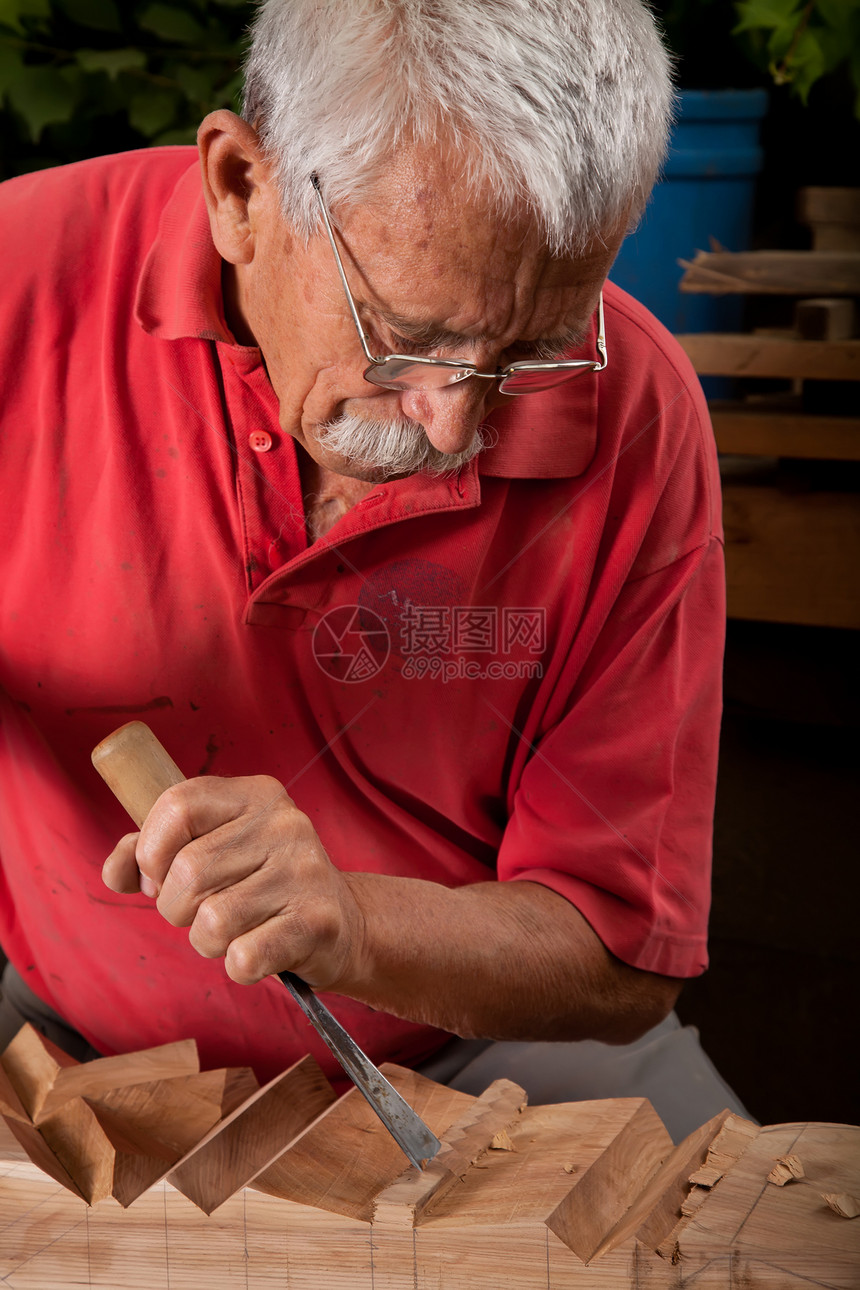 木制木雕 用球棒和锯子工作松树木材木制品建造雕刻师宽慰工人手工木匠木工图片