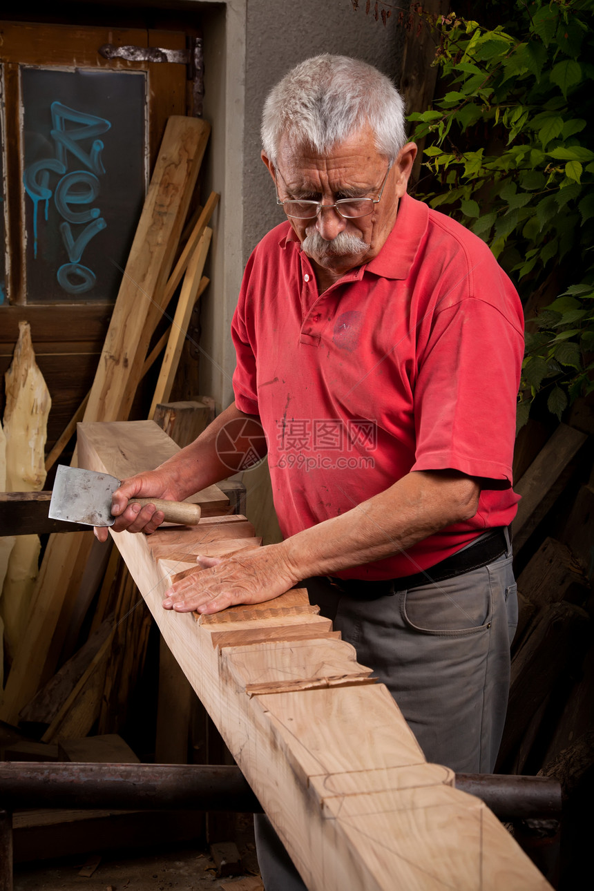 木制木雕 用球棒和锯子工作划痕木制品锤子宽慰木头家具雕刻师松树手工木材图片