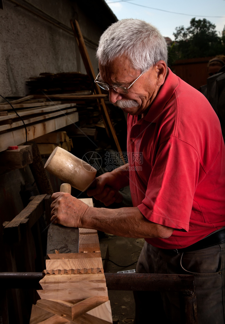 木制木雕 用球棒和锯子工作雕刻木板传统手工木制品艺术作坊家具木头木匠图片