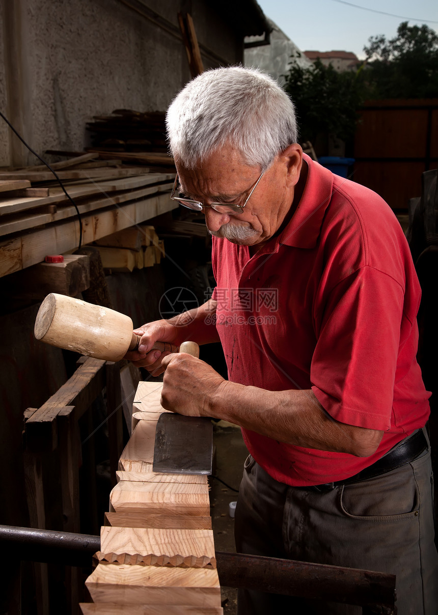木制木雕 用球棒和锯子工作木工雕刻师雕塑作坊工匠松树工人建造雕刻木板图片