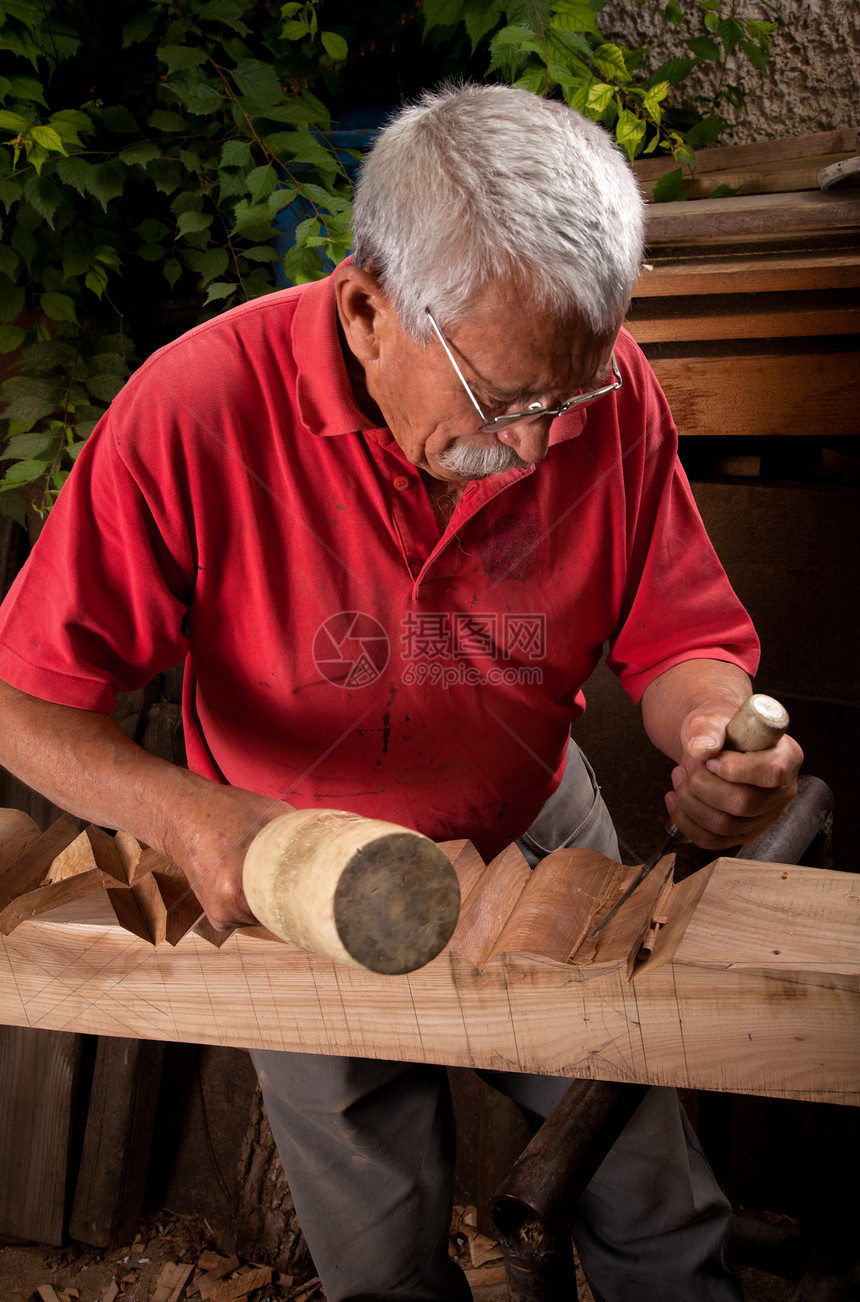 使用球棒工作的老木雕家具木工宽慰木匠木制品雕塑划痕松树雕刻师工人图片