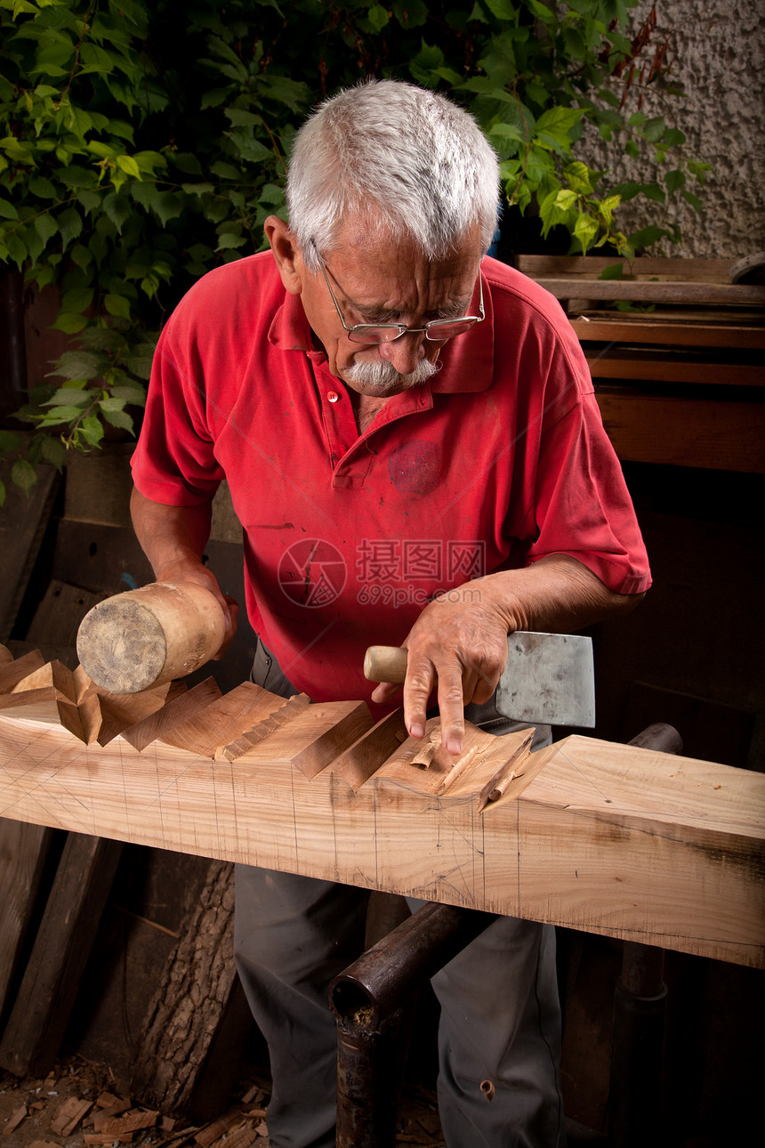 使用球棒工作的老木雕工具松树艺术雕刻师木头锤子木材传统木匠木板图片