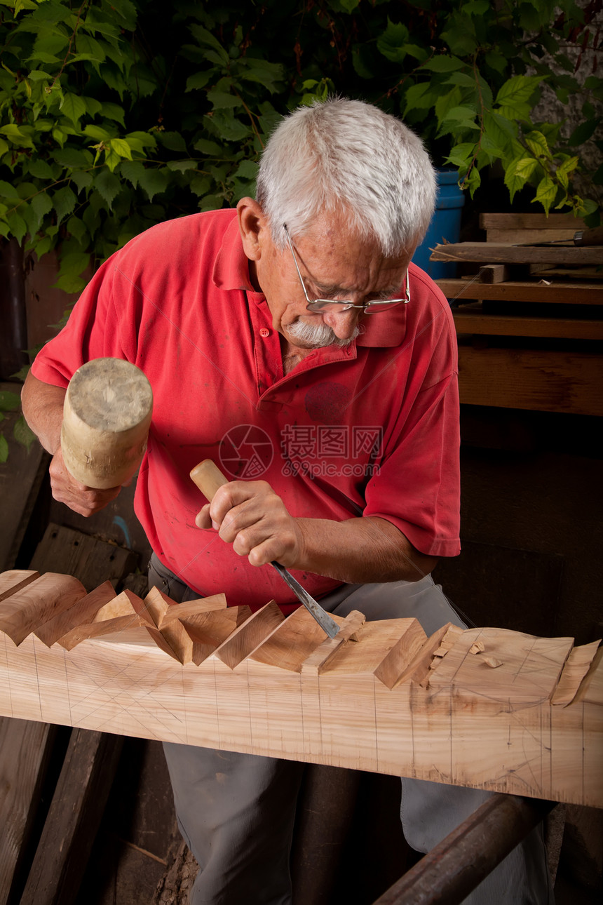 木制木雕 用球棒和锯子工作传统宽慰松树木板家具艺术木头构造工具工匠图片