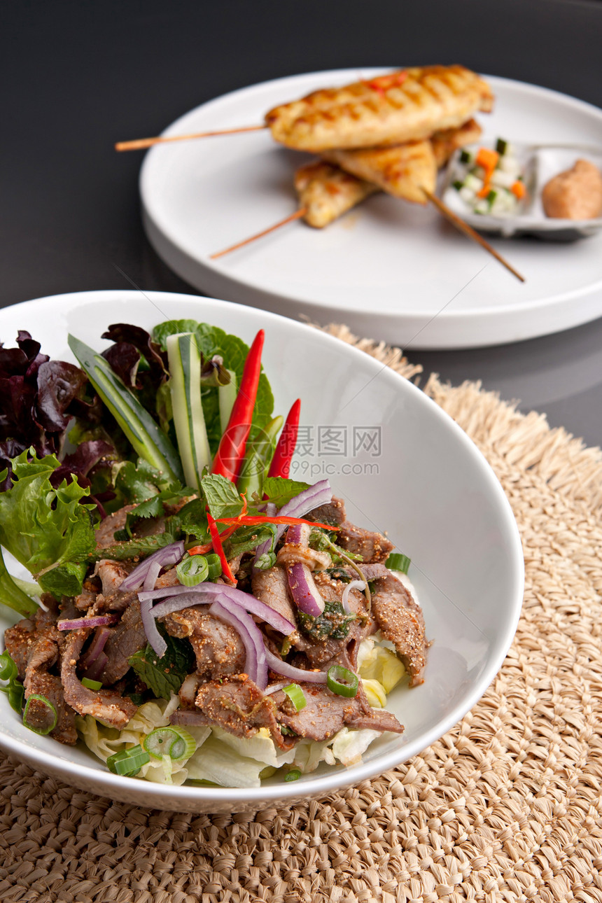 Num Tok 泰式牛排牛肉沙拉烤串餐厅盘子牛肉文化烹饪沙爹食物胡椒推介会图片