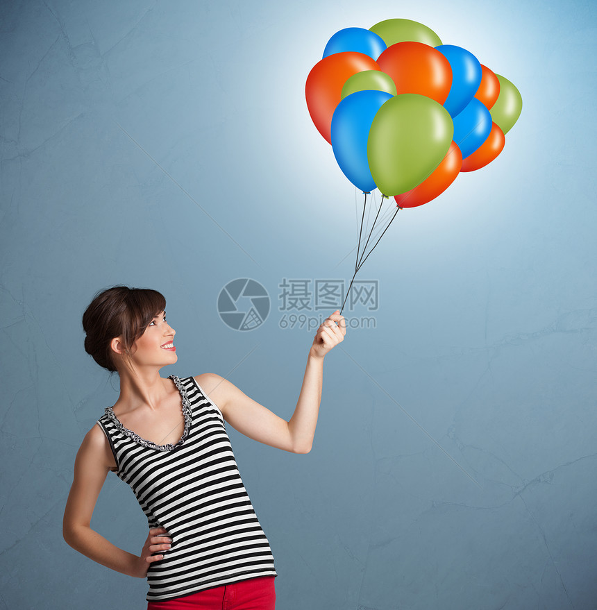 年轻女子拿着彩色气球乐趣航班女孩喜悦闲暇微笑女性派对快乐幸福图片