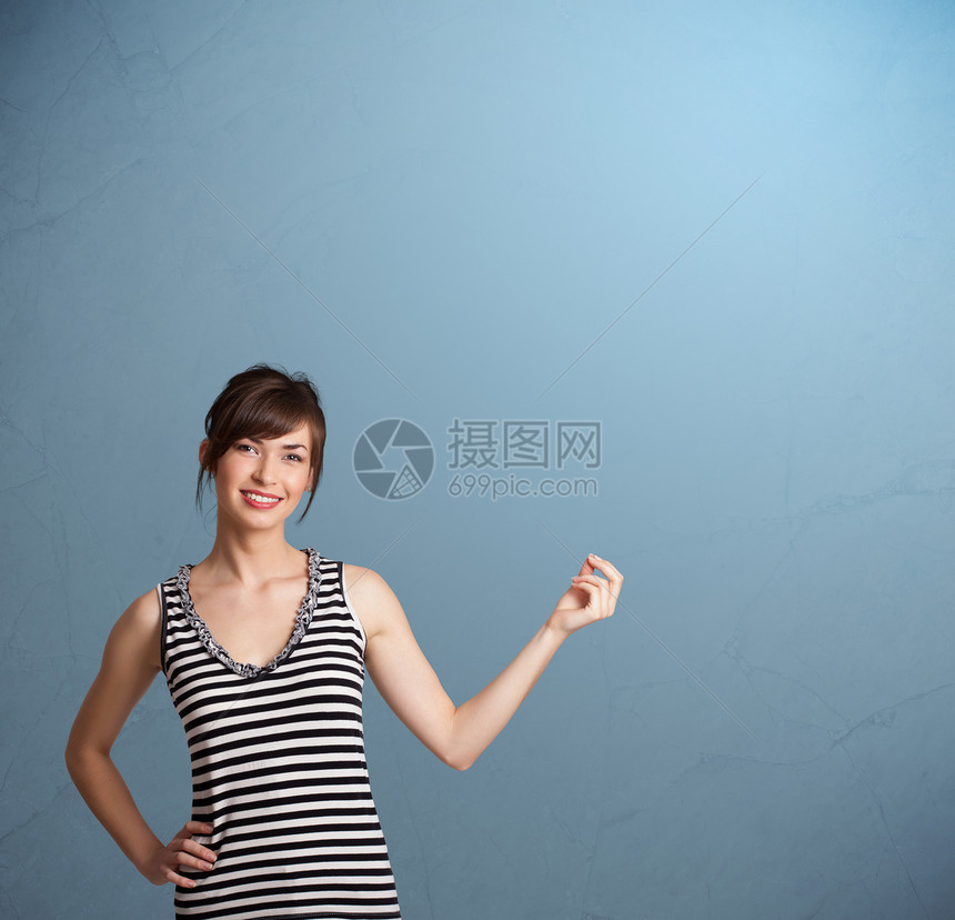 漂亮的女士带着复制空间进行操控乐趣快乐微笑示范广告女性手势幸福商业笑脸图片