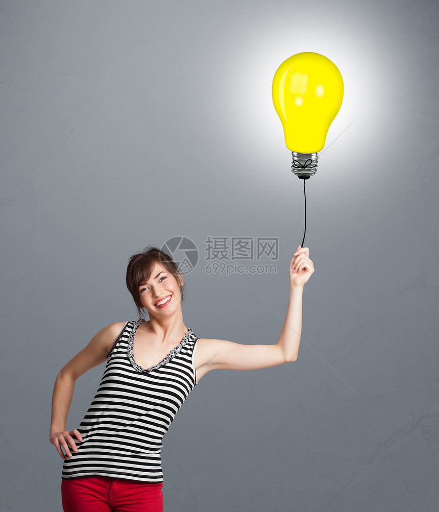 漂亮的女士拿着灯泡气球照明活力闲暇演讲气泡航班玩具微笑乐趣亮度图片