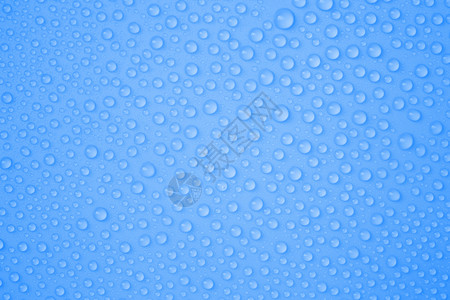 蓝色的水滴雨水宏观飞沫水分淬火口渴雨滴背景图片