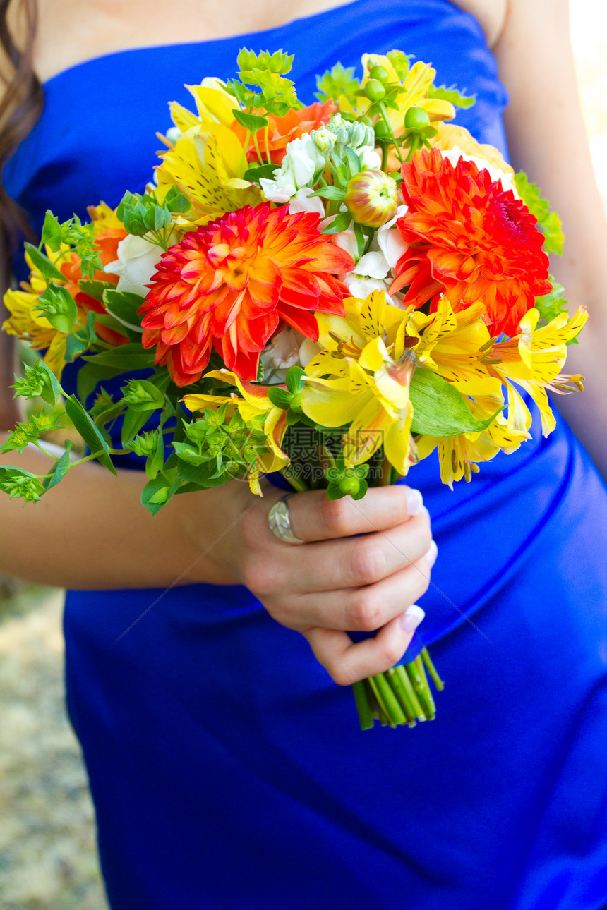 新娘和布凯花束蓝色黄色白色结婚日鲜花女士婚姻插花女孩图片