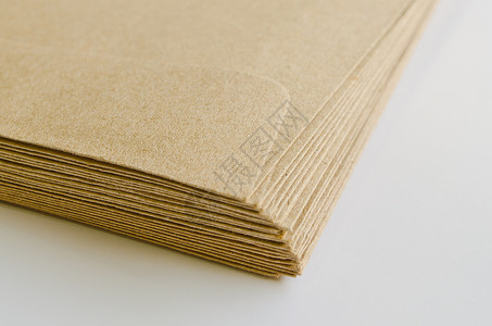 白色背景的棕色信封皮背景图片