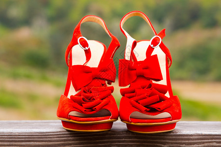 红婚鞋色彩红色高跟鞋鞋类鞋子婚礼图像水平方向红鞋背景图片