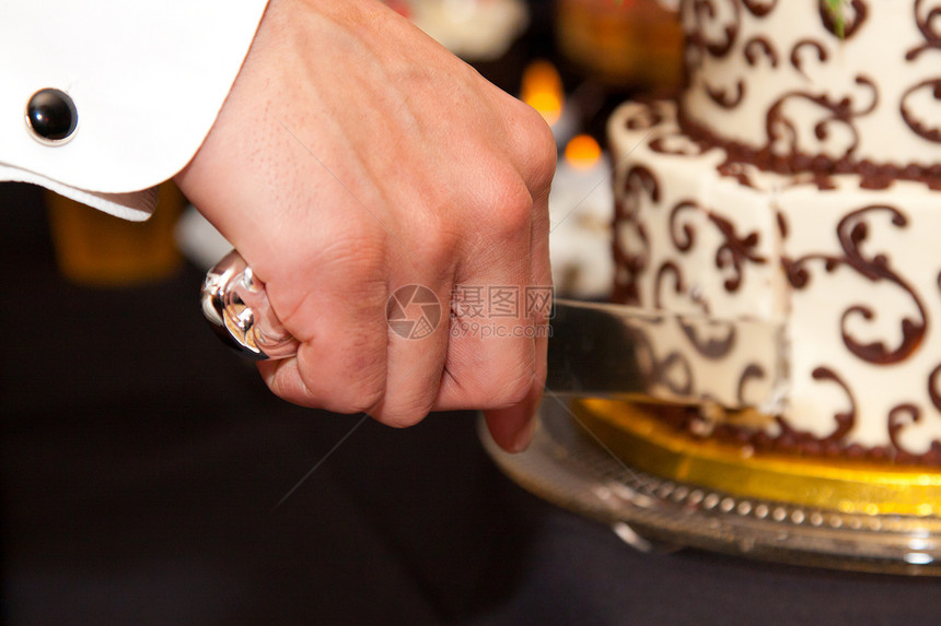 切蛋糕结婚日夫妻庆典白色水平婚礼婚宴接待食物传统图片