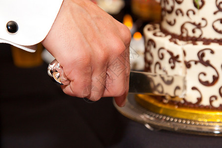 切蛋糕结婚日夫妻庆典白色水平婚礼婚宴接待食物传统背景图片