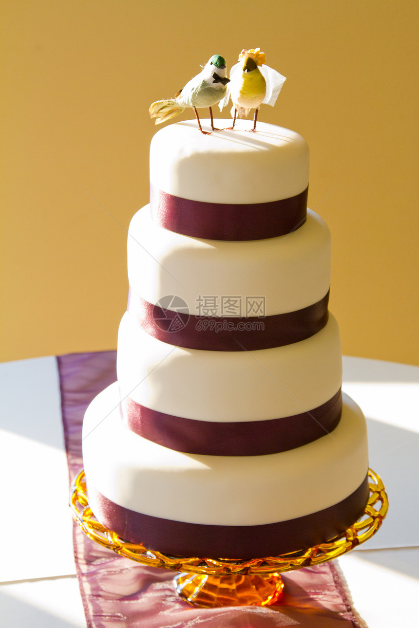 鸟儿婚礼蛋糕垂直礼帽鸟类甜点蛋糕图像方向婚礼白色庆典图片
