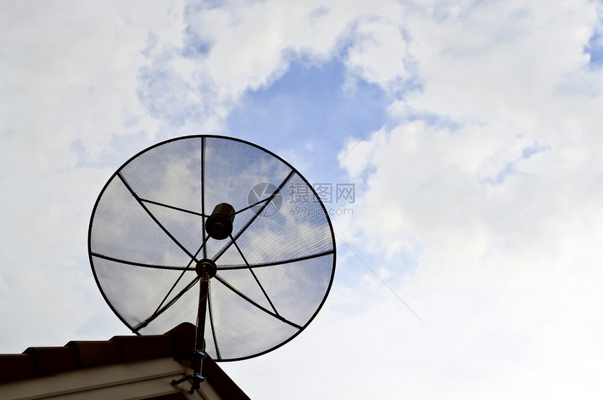 瓷砖屋顶上的卫星天线盘盘子电视天空微波收音机学习天线渠道数据电子产品图片