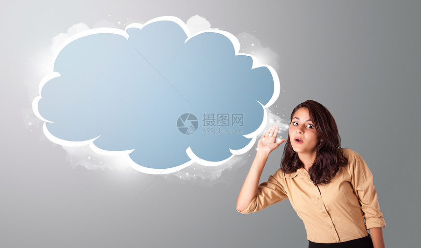 美丽的女人带着抽象的云层复制空间在穿梭着女性女孩演讲女士代理人营业员商业气泡广告棕榈图片