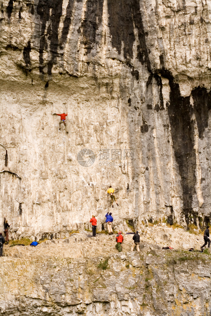 约克郡戴尔斯Malham Cove的攀爬者瘢痕岩石马具农村海湾绳索安全爱好路面乡村图片