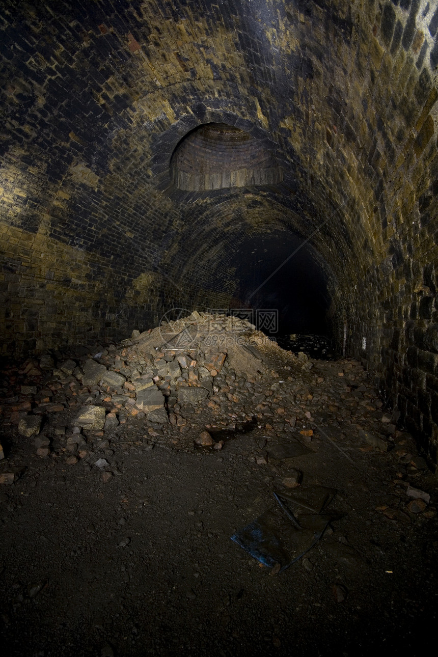 黑暗隧道通风井建筑学光绘铁路瓦砾图片