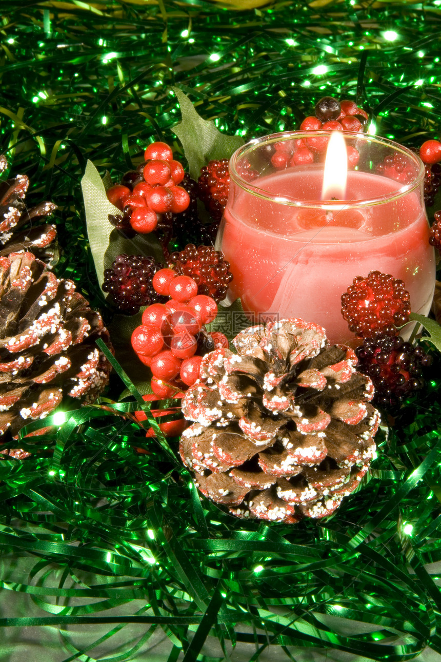 带点蜡烛的圣诞装饰品火花红色飘带松树玩意儿金子锥体礼物珠子图片